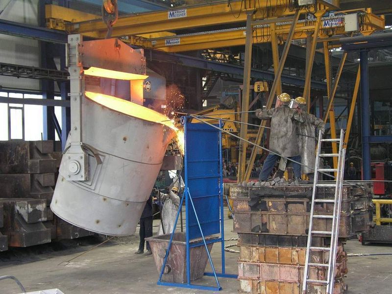 Bild 8a: Abschlacken der Schmelze unmittelbar vor dem Abgießen des Bauteils. (Archiv: Vogel Business Media)