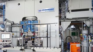Die vollautomatisierte Produktion von Kupferfittings auf der Graebener-Fittingspresse ermögliche sehr kurze Taktzeiten. (Bild: Graebner)