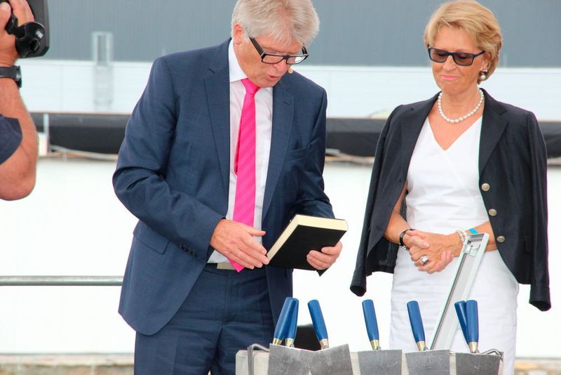 Für den gläubigen Unternehmenschef ist das wichtigste Buch eine Bibel, die zuerste in den Grundstein gehört. (Reinhold Schäfer)