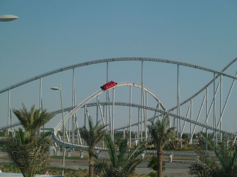 Formula Rossa im Ferrari World Theme Park in Abu Dhabi gilt als die schnellste Achterbahn der Welt. Sie erreicht eine Höchstgeschwindigkeit von etwa 240 km/h. Die Geschwindigkeit wird in nur 4,9 Sekunden erreicht, und die Fahrgäste werden dabei einem Beschleunigungswert von 1,7 g ausgesetzt.  (Bild: Formula Rossa Roller Coaster (7).JPG / Stdragon04 / CC BY-SA 3.0)