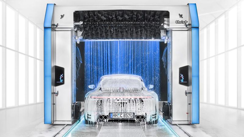 Kennzeichen der neuen Portalwaschanlage Alpha sind die „Blade“-Leuchtstreifen links und rechts.(Bild:  Otto Christ)