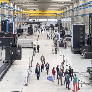 View into the portal and heavy-duty assembly plant of Soraluce in Bergara, Spain, during the Soraluce Summit. Clearly visible on the right: the floor type milling machine FXRW100. To its left: The portal milling machine PMG220. It demonstrated its high machining performance live on an application example for the railway industry.(Image: Soraluce)