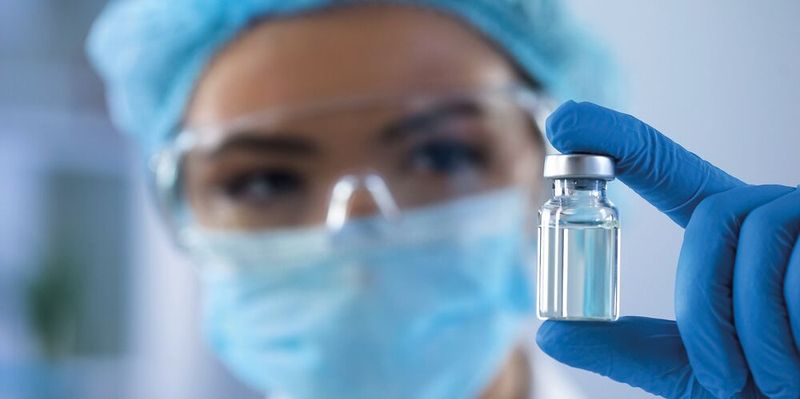 Fig. 1 : L'eau purifiée est l'une des substances les plus importantes dans l'industrie pharmaceutique.(Photo : © motortion - stock.adobe.com)