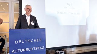Ulrich Dilchert, Geschäftsführer der Rechtsabteilung des Zentralverbands Deutsches Kraftfahrzeuggewerbe (ZDK), erläuterte auf dem Autorechtstag die Änderungen der Pkw-Energieverbrauchskennzeichnungs-Verordnung (Pkw-EnVKV).  (Bild: Doris S.Pfaff - VCG)