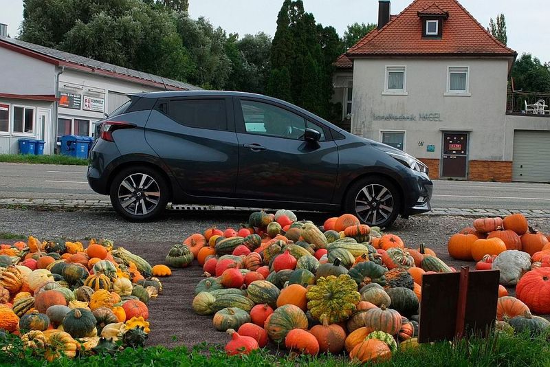 Hübsch rundlich sind auf diesem Bild nur noch die Kürbisse – der neue Nissan Micra hat alle Pummeligkeit abgelegt. (Rosenow/»kfz-betrieb«)