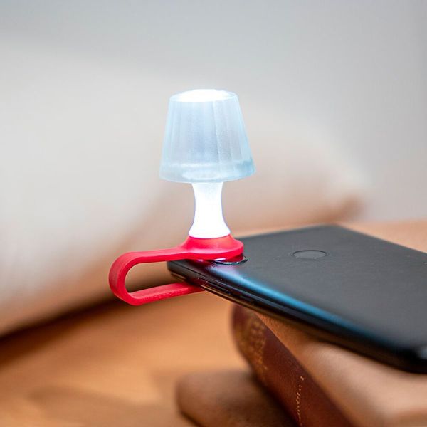 Im Winter braucht man viel Licht. Wie wäre es mit dem Luma-Nachtlicht für Smartphones? Für 9,95 Euro gibt es die Smartphone-Nachttischlampe bei www.radbag.de. (www.radbag.de)