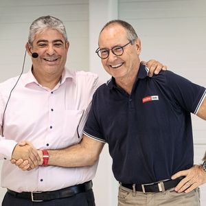 Nach 24 Jahren an der Spitze von Mikron Tool geht Markus Schnyder in einen sicherlich ungestümen Unruhestand und übergibt seinem langjährigen Weggefährten Elio Lupica die Geschäftsleitung. (Bild:  Mikron Tool)