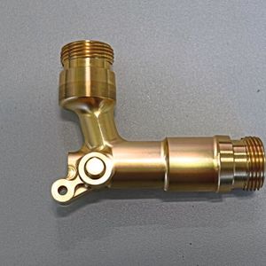 Ein beispielhaftes Bauteil ist das Knotenstück der Pistole Easy Force für den Profihochdruckreiniger HDS. Es wird in der Prototypenabteilung fünfachsig gefräst. Die anspruchsvolle Kontur enthält unter anderem Anschlüsse für den Schlauch und das Strahlrohr.(Bild:  Open Mind)