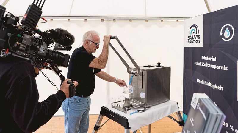 Salvis Solutions hatte seinen 2K-Klarlack-Dispenser mit nach Würzburg gebracht, der für eine ideale Mischung sorgt und somit den Lackierprozess optimiert. (Bild: Stefan Bausewein)