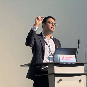Samir Sharma, Assistant Vice President der Mediatek IoT Business Group, zeigt auf der Pressekonferenz auf der Embedded World 2026 einen neuen Genio-Pro-Chip.(Bild:  mc/VCG)