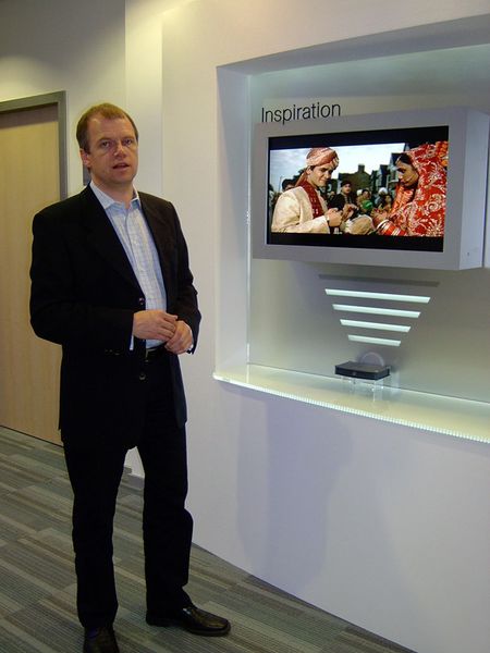 Abbildung 3: Christoph Plur, Business Development Manager, steht vor der Streaming-Lösung für Heimanwender im Vorraum zum Cisco Customer Briefing Center. (Archiv: Vogel Business Media)