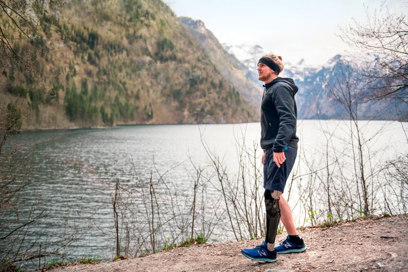 Die computergesteuerte Beinorthese „C-Brace“ erlaubt dem Anwender größtmögliche Mobilität und Selbstständigkeit. Während sich existierende Lösungen auf das reine Sperren und Öffnen des Orthesengelenks beschränken, unterstützt das C-Brace den Anwender während des gesamten Gangzyklus und passt sich in Echtzeit an jede Alltagssituation an. Dabei erkennen 3-D-Bewegungssensoren, in welcher Position sich das Bein des Anwenders befindet. Über Smart-Phone-Apps kann einerseits das Gelenk an den medizinischen Status des Patienten angepasst werden; andererseits kann der Patient zwischen verschiedenen, individuell einstellbaren Modi wählen, die auf wechselnde Alltagssituationen ausgerichtet sind, zum Beispiel Gehen, Sitzen oder Fahrradfahren. Somit muss sich der Patient nicht mehr auf seinen Gang oder die Beschaffenheit des Untergrunds konzentrieren und kann wieder deutlich stärker am Leben teilhaben. Initiator: Ottobock SE & Co. KGaA, Duderstadt. (© www.land-der-ideen.de)