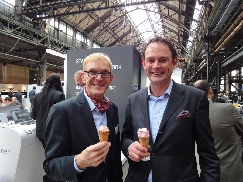 Joachim Stiller und Christian Felix Busch, Samsung, genießen die Erfrischung. (Archiv: Vogel Business Media)