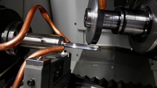 Polierschleifen von Einlippenbohrwerkzeugen am Institut für Spanende Fertigung. (ISF)