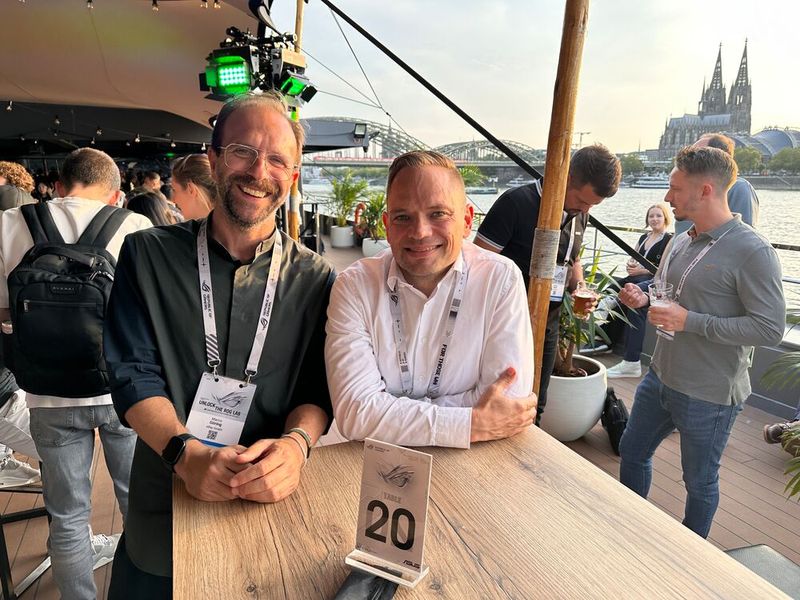 (l.) Marco Göring (eBay) und Tobias Negwer (AfB) warten noch auf den 3. Mann, Maik Reif (AfB). (Bild: Vogel IT-Medien GmbH)