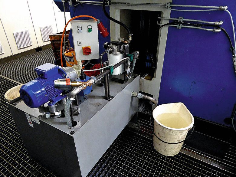 Die Hydraulikversorgung der Stufenpresse mit Öltank und Filteranlage ist platzsparend seitlich unterhalb der Presse angeordnet. (Bild: Kuhn)