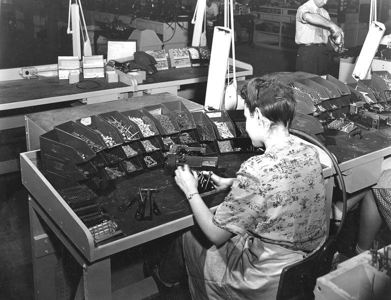 1940er: Als der zweite Weltkrieg begann, wurden alle IBM-Fabriken direkt der US-Regierung unterstellt. Die IBM-Produktlinien wurden beispielsweise um Bombenabwurfvorichtungen sowie Gewehr- und Maschinenteile erweitert. IBM-Chef Thomas Watson Sr. setzte einen einprozentigen Profit an und gründete mit dem Geld einen Fond für Witwen und Waisen aus dem Kriegsgeschehen. (Archiv: Vogel Business Media)