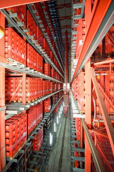 Blick auf das automatische Hochregallager für die Privatbrauerei Heinrich Reissdorf GmbH & Co.KG, das Westfalia Logistics Solutions Europe entwickelt hat... (Westfalia)