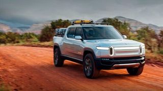 Der E-Pick-up R1T von Rivian könnte bald auf den Markt kommen. Tesla unterstellt dem Rivalen nun den gezielten Diebstahl von Geschäftsgeheimnissen.  (Rivian)