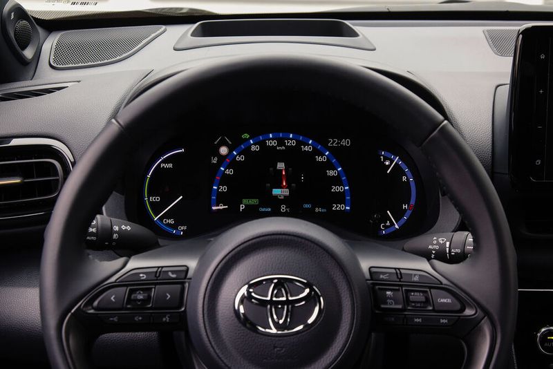 Das Kombiinstrument im Yaris Cross besteht aus einem mittigen Display, welches klassische Analoganzeigen flankieren. (Bild: Toyota)