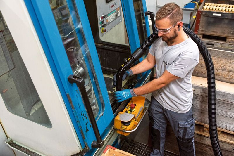 Die Hauptaufgabe des Saugers besteht darin, die anfallenden Messingspäne aus Dreh-, Fräs- und Schneidearbeiten aufzunehmen.  (Bild: MomentiMedia)