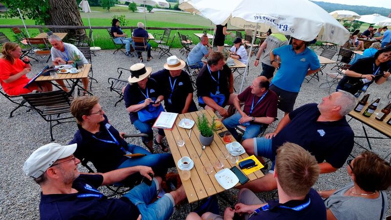 Kaffeepause: die Teilnehmer auf der Moar-Alm (Bild: Zietz – VCG)