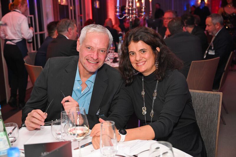 Andreas Bichlmeir (Online USV) und Claudia Pulfer (Pulfer PR) genießen die Show. (Bild: Hannes Magerstädt)