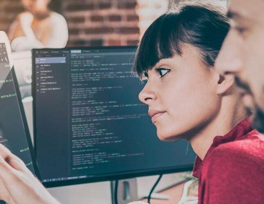 Die Welt der SPS-Programmierer wird durch Digitalisierung immer komplexer. Damit steigt die Fehlergefahr. Um das Problem, das sich mit Sicherheit in den nächsten Jahren noch verschärft, zu lösen, haben Experten nun eine Echtzeitkorrektur für die SPS-Programmierung entwickelt.(Bild:  Fraunhofer IEM)