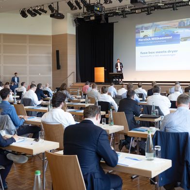 Die SKZ-Fachtagung „fuse box meets dryer – Kunststoffe in E/E Anwendungen“ am 28. und 29. April 2026 in Würzburg zeigt praxisnah, wie Kunststoffe den steigenden Anforderungen in Elektrik und Elektronik gerecht werden. (Bild: SKZ)