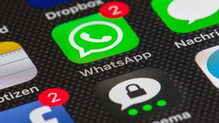 Eine Sicherheitslücke in WhatsApp, die mehrere Monate lang offen war, erhöht das Risiko für Betrug, Identitätsmissbrauch und übergreifendes Tracking enorm. (Bild: gemeinfrei)