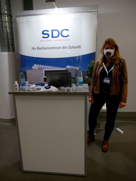 Ein Rechenzentrum aus Süddeutschland präsentiert sich: Britta Weber von SDC SpaceNet war diesmal mit einem Meeting Point vertreten. (Vogel IT-Medien GmbH)
