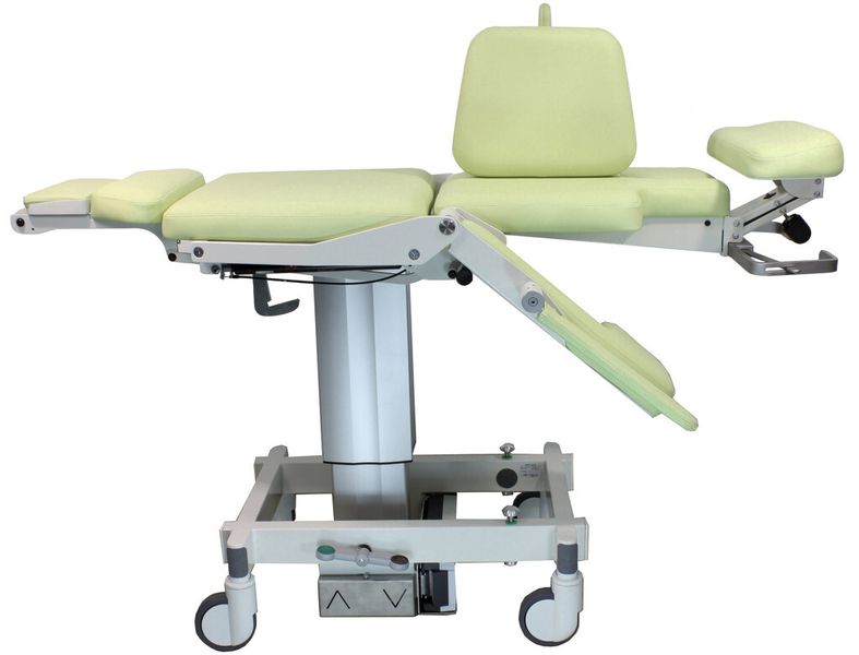 Der Akrus-Patientenstuhl für den Transport und die Lagerung von Patientinnen für Mammographie-Untersuchungen und stereotaktische Eingriffe ruht auf einem RK Powerlift M. (Bild: RK Rose + Krieger)