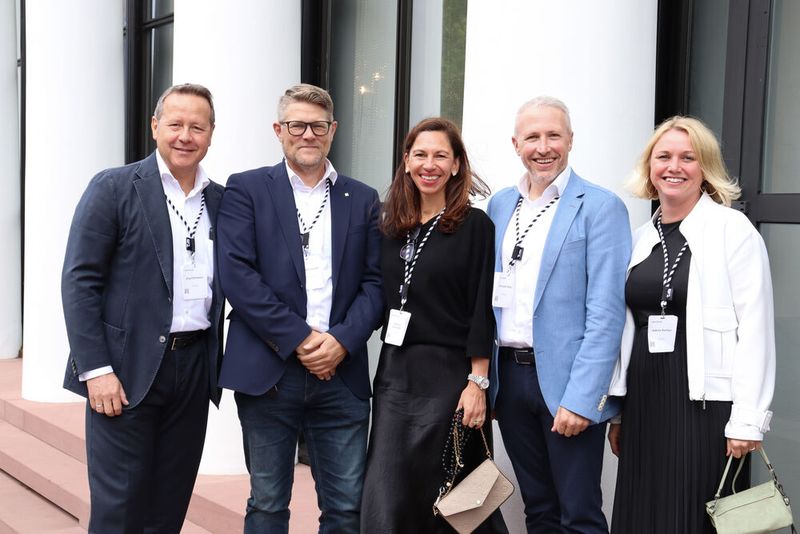 (V. l.) Jörg Eilenstein (TIM), Jens Groenewold (MR Datentechnik), Stefanie Eilenstein (TIM), Christian Dick (TIM) und Sabine Rocher (TIM) (Bild: TIM)