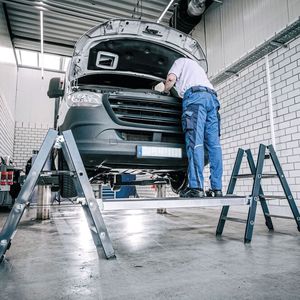 Das modulare Klapptritt-Podest vereine zwei ML-Klapptritte mit einer Einhängeplattform mit rutschfester Siebdruckplatte. Diese lasse sich bis hin zur obersten Ebene auf jeder Stufenhöhe einhängen. (Bild:  Foto: Munk Günzburger Steigtechnik)