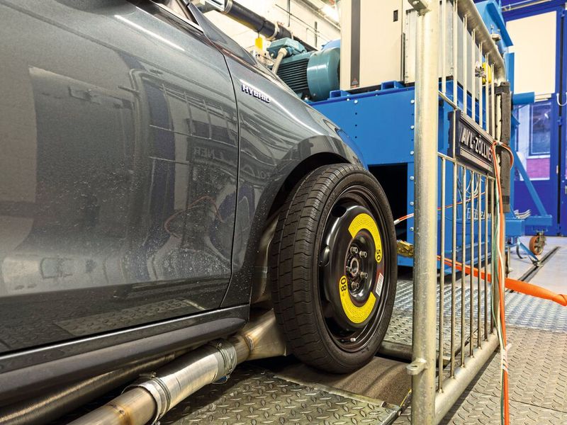 Durch eine Absaugvorrichtung entgeht den Empa-Forschern kein Partikel des Bremsvorgangs. (Bild: Empa/ Sabina Bobst, Gian Vaitl)