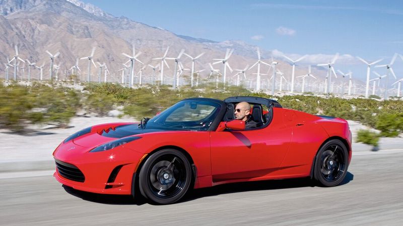 Der erste Tesla Roadster ist bereits seit Längerem ein begehrtes Fahrzeug und gilt als Erkennungszeichen wohlhabender Elon-Musk-Fans. Das treibt den Preis weiter nach oben. Aktuell müssen Markenfans für ein Exemplar des von 2008 bis 2012 gebauten Stromers gut	138.000 Euro an den Verkäufer überweisen. (Bild:  2010 Dewhurst Photography)