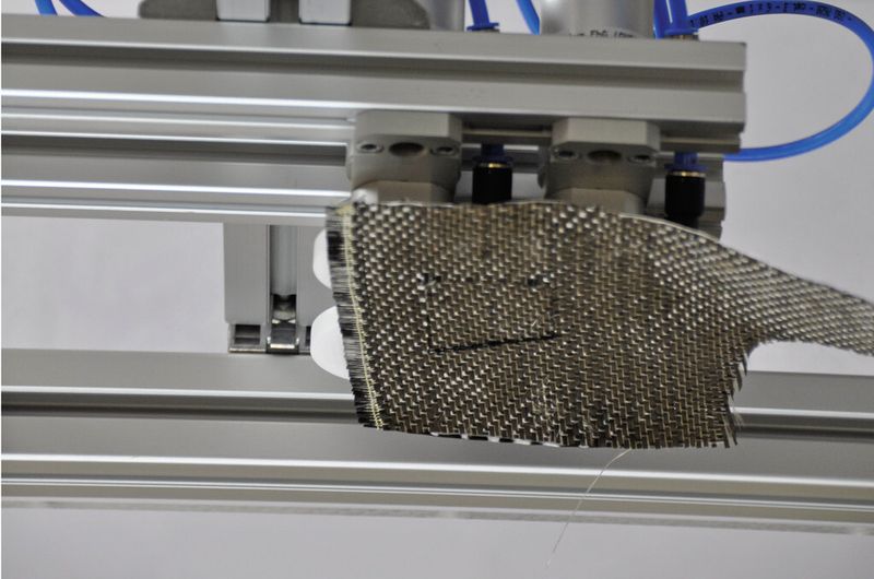 Bild 3a: Absortieren von Schnittresten. (Bild: Fraunhofer-IWU)