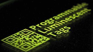 Der leuchtende Aufdruck lässt sich berührungslos wieder löschen und durch ein anderes Muster ersetzen. (M. Gmelch und H. Thomas/ TU Dresden)