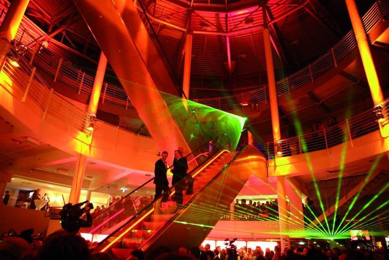 Die Eventkultur, hier die die Eröffnung des Toyota- und Lexus-Autohauses in der Berliner Franklinstraße, spielt bei der Wellergruppe eine gewichtige Rolle. (Archiv: Vogel Business Media)