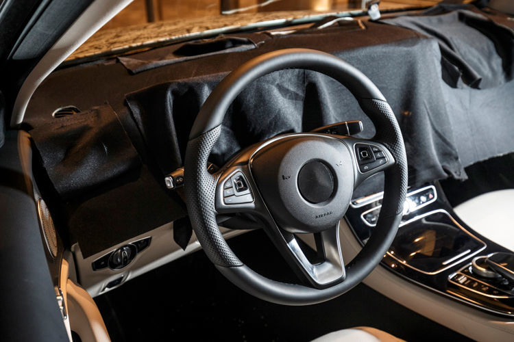 Die E-Klasse kommt mit einer komplett neuen Bordelektronik und neue Assistenzsystemen auf den Markt. (Foto: Daimler)