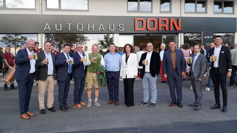 Auch zahlreiche Herstellervertreter waren nach Landshut gereist, um den Dorns zu gratulieren. (Bild: Claus Zettl)