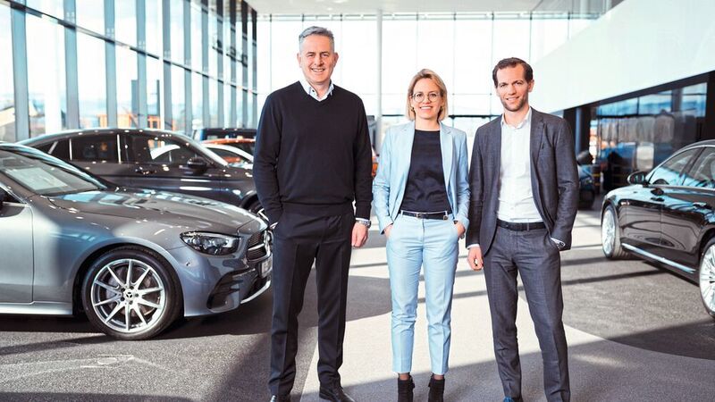Im neuen Schauraum: Stefanie Senger (Geschäftsführerin), Jörg Senger (r.; Geschäftsfüher) und Serviceleiter Mario Böhm. (Auto-Senger)
