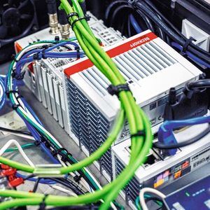 In the portable control boxes of the Fire Snake, the Embedded PCs CX5140 and CX8190 are compactly installed along with directly aligned EtherCAT terminals (pictured here CX5140).(Image: Beckhoff)