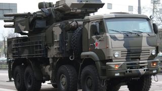 Der Панцирь-С1 (Pantsir-S1) ist ein kombiniertes Boden-Luft-Raketen- und Flugabwehrartillerie-Waffensystem mit kurzer bis mittlerer Reichweite. (Bild: Pantsir-S1 / Dmitry Terekhov / CC BY-SA 2.0)