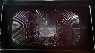 Blick auf ein Einzelelement einer FFMO, hergestellt bei Hella im R2P-(roll-to-plate)-Verfahren, aufgedruckt auf ein passendes Substrat. (Bild: Hella)