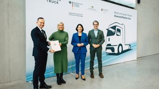 Übergabe des symbolischen Zuwendungsbescheids an Daimler Truck im Daimler Truck Test- und Entwicklungszentrum in Wörth am Rhein am 18. November 2024. V.l.n.r: Dr. Volker Wissing, Bundesminister für Digitales und Verkehr und Bundesminister der Justiz; Karin Rådström, CEO Daimler Truck AG; Daniela Schmitt, Staatsministerin und Ministerin für Wirtschaft, Verkehr, Landwirtschaft und Weinbau des Landes Rheinland-Pfalz; Dr. Andre Baumann, Staatssekretär im Ministerium für Umwelt, Klima und Energiewirtschaft des Landes Baden-Württemberg. (Bild: Daimler Truck AG)