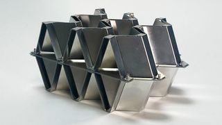 Am MIT hat man zum Beispiel Aluminiumblech per Kirigami-Methode zu Bauteilen geformt, die das Dreifache dessen aushalten, was normalerweise möglich sei. (Bild: MIT)