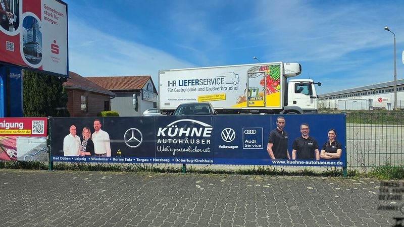 Wer in Bad Düben und Umgebung unterwegs ist, trifft auf große Plakatbanner, auf denen die Autohausgruppe mit ihren Mitarbeitern für sich wirbt.  (Bild: Mauritz – VCG)