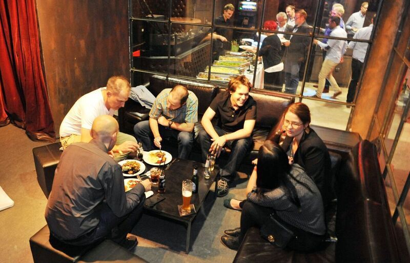 (v. l.) Christof Musik, Martin Ebert, Christian Rüb, Makus Koas (Bitbone) mit Marie-Christin Flöhl und Ann-Kathrin Jacobs (8Soft). (8Soft)