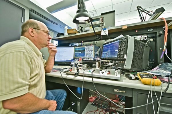 Bei der Arbeit: Mit den aktuellen Geräten von Teledyne LeCroy lassen sich bis zu 240 GS/s abtasten und sie bieten eine Echtzeitbandbreite von 100 GHz. (Bild: Teledyne LeCroy)